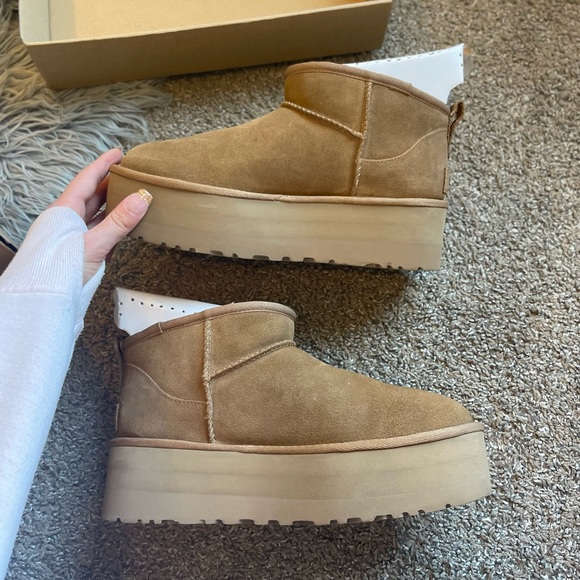 Classic Ultra Mini Platform UGGS
Color- Chestnut
Size- 8 Women’s - Picture 4 of 6